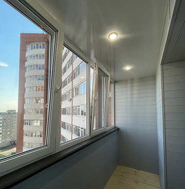 Остекление лоджии с обшивкой вагонкой