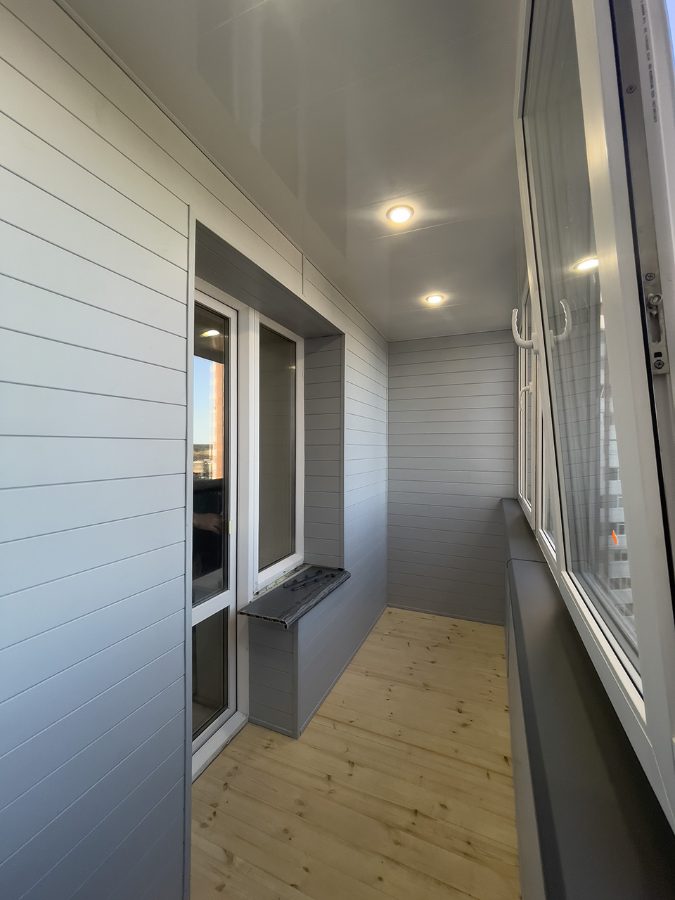 Остекление лоджии с обшивкой вагонкой