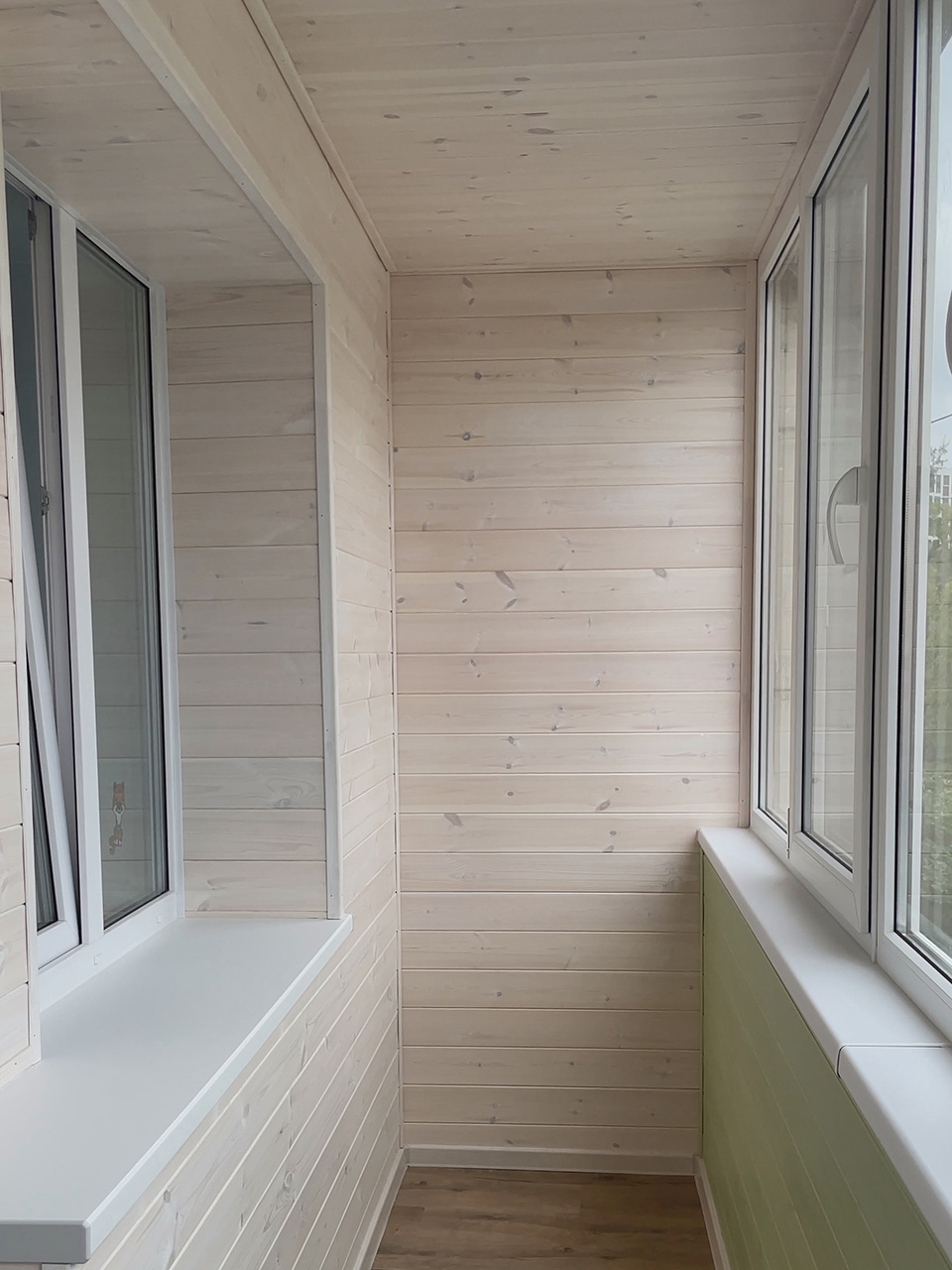Остекление и обшивка зеленой вагонкой 