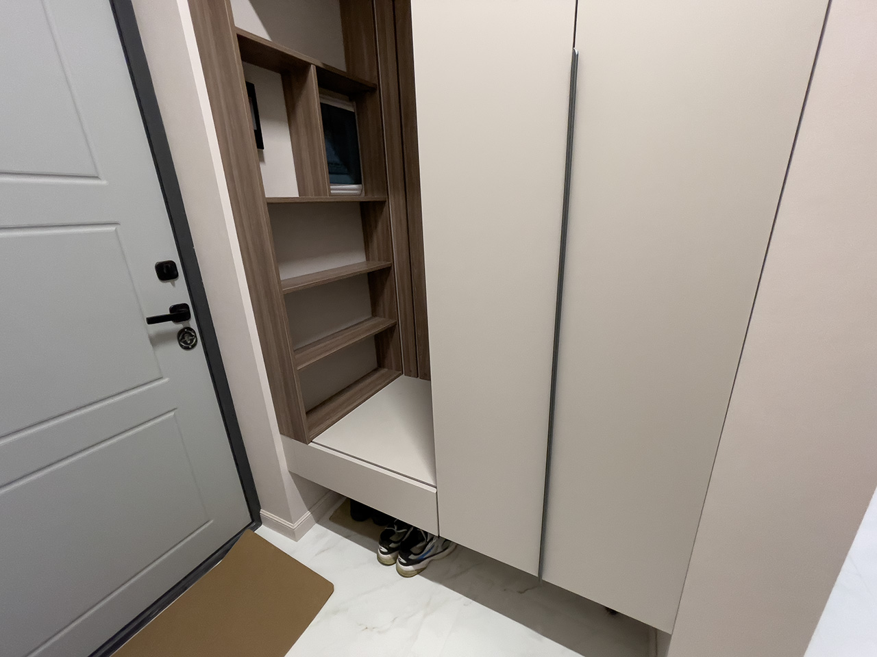 Распашной шкаф в прихожую Кашемир / Кашемир серый / Ясень Шимо темный