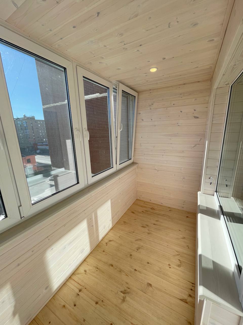 Остекление балкона с обшивкой вагонкой 