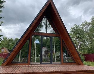 Треугольный дом