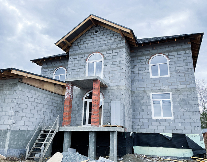 Дом с арочными окнами