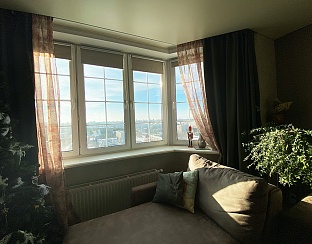 Эркерное окно со шпросами в гостиной